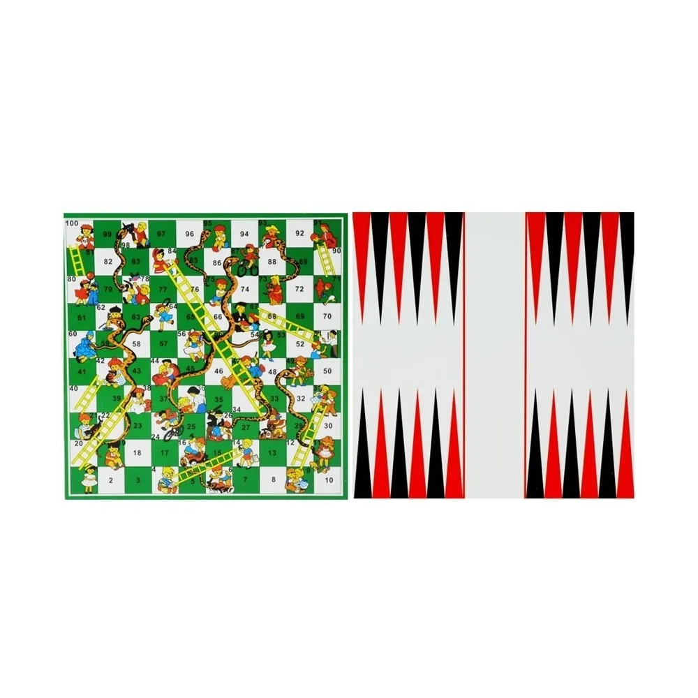 Dwustronne plansze gier z zestawu rodzinnego na białym tle