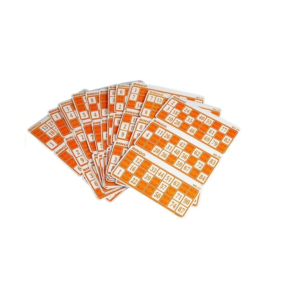 Elementy gry Bingo Lotto rozłożone na stole do zabawy