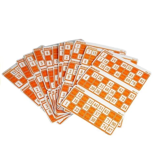 Elementy gry Bingo Lotto rozłożone na stole do zabawy