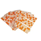 Elementy gry Bingo Lotto rozłożone na stole do zabawy