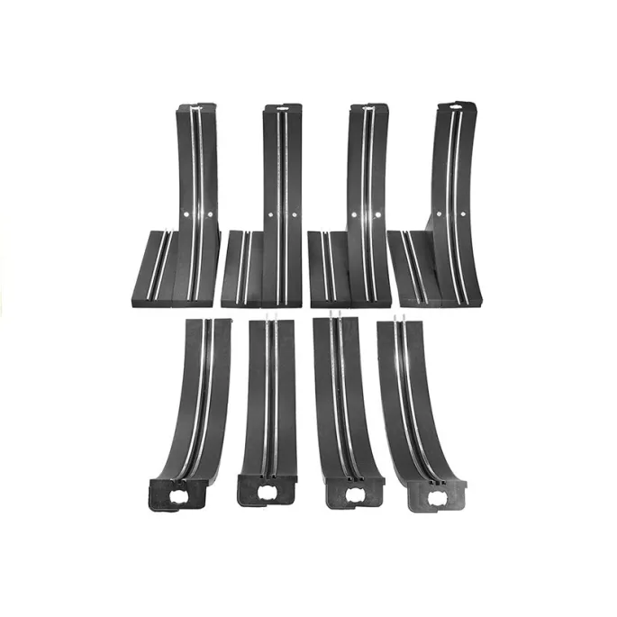 Dwa samochody wyścigowe na żółtym torze z zakrętami