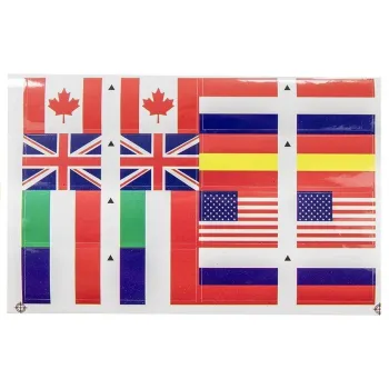 Dzieci bawiące się na długim torze samochodowym