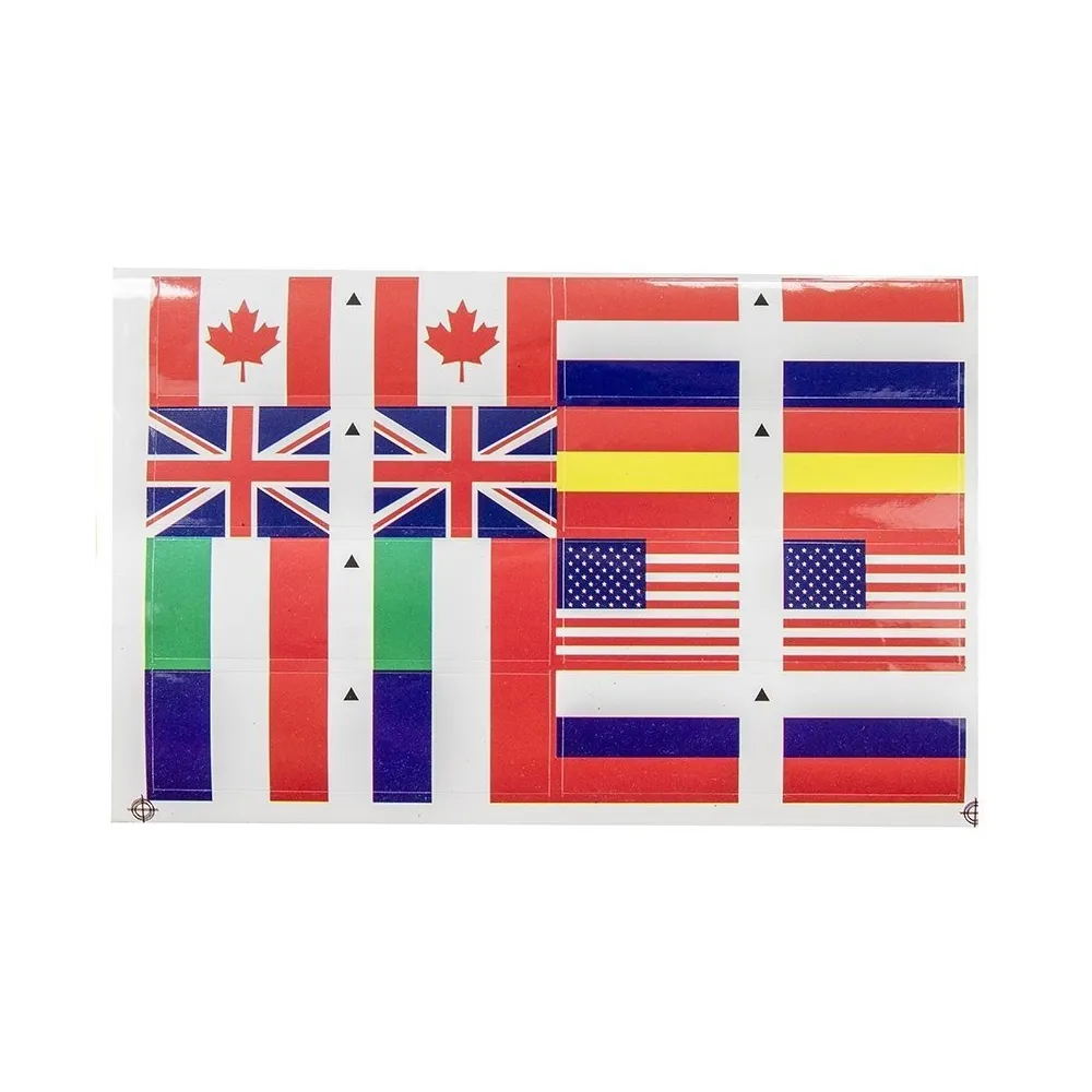 Dzieci bawiące się na długim torze samochodowym