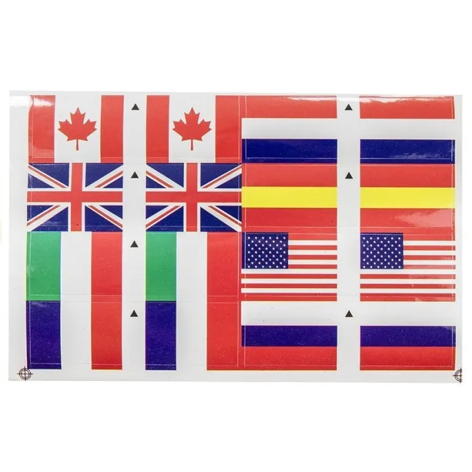 Dzieci bawiące się na długim torze samochodowym