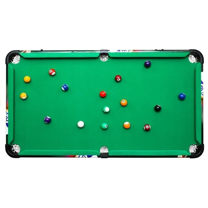 Akcesoria do stołu bilardowego: bile, kije, trójkąt, kreda