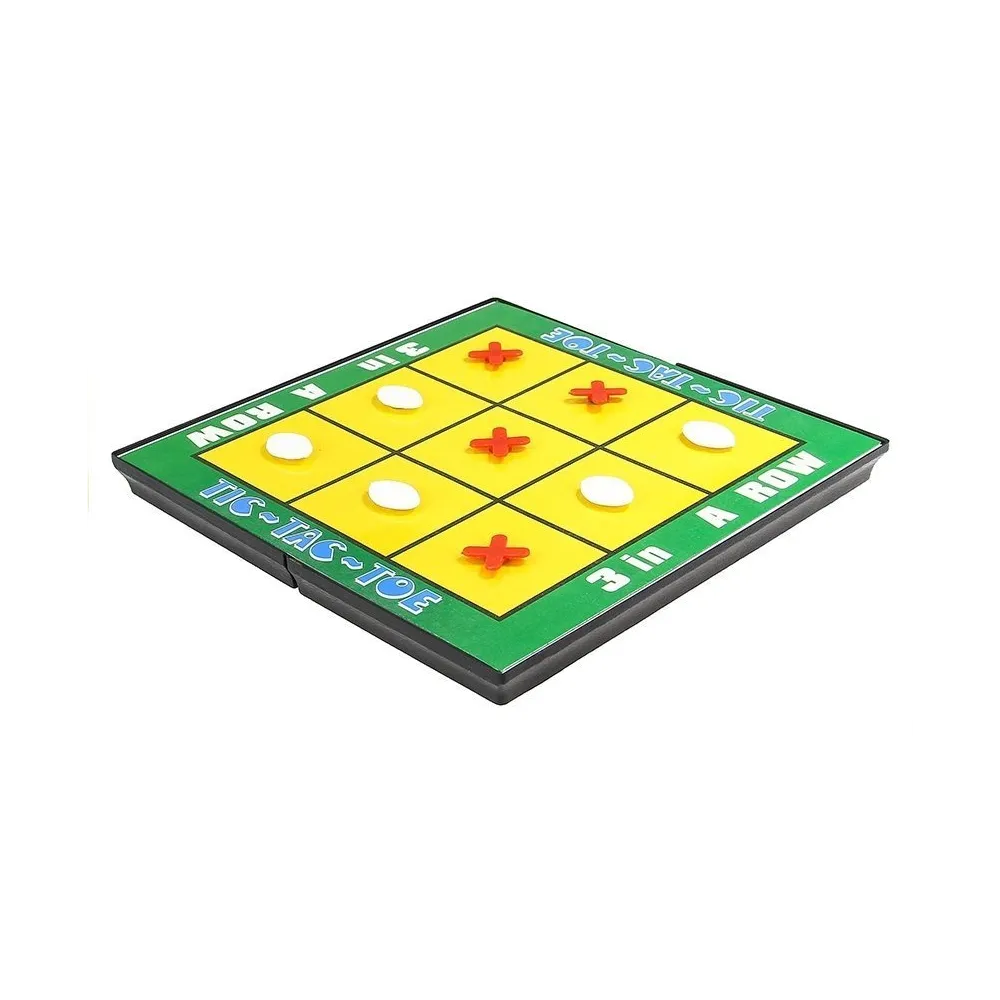 Zbliżenie na plastikową planszę i pionki z zestawu 7w1