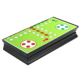 Rozłożony Zestaw Gier 7w1 podczas zabawy z rodziną