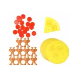 Elementy zestawu gry Serowa Wieża: plastry sera i figurki myszek