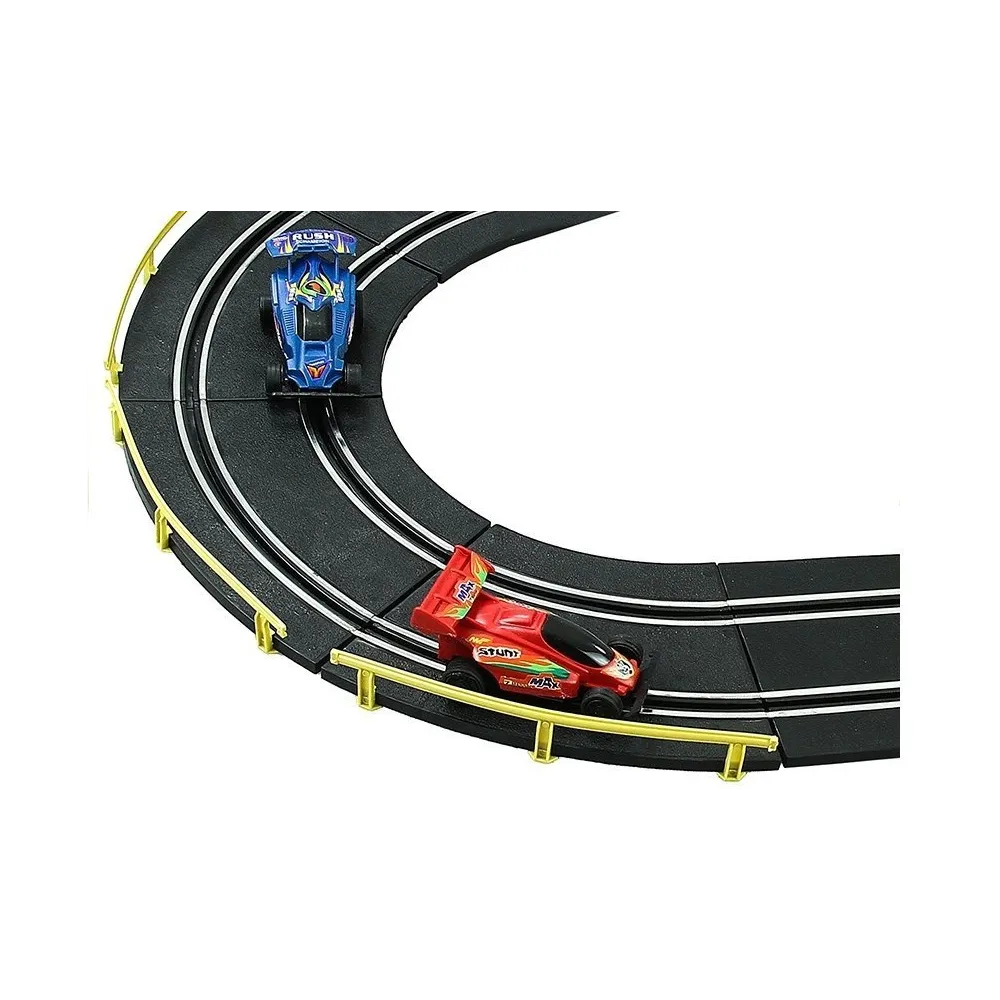 Kolorowe samochodziki na torze wyścigowym dla dzieci powyżej 3 lat