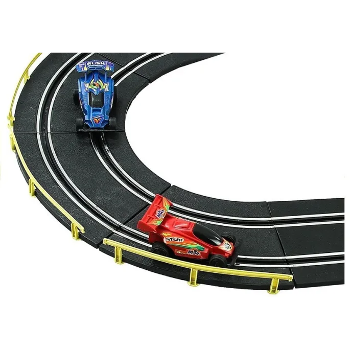 Kolorowe samochodziki na torze wyścigowym dla dzieci powyżej 3 lat
