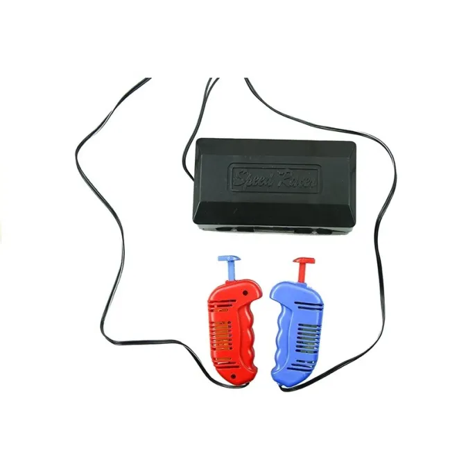 Zbliżenie na zestaw toru z autkami, kontrolerami i zasilaczem