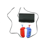 Zbliżenie na zestaw toru z autkami, kontrolerami i zasilaczem