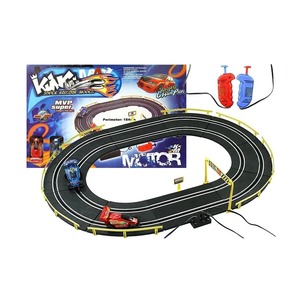 Dziecko bawiące się wyścigowym torem samochodowym z dwoma autkami