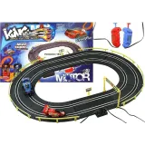 Dziecko bawiące się wyścigowym torem samochodowym z dwoma autkami