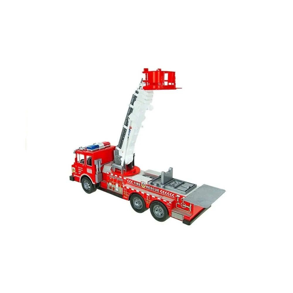 Quad ratunkowy obok wozu strażackiego i pachołków