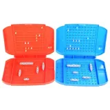 Zestaw do gry w statki z czerwoną i niebieską walizką