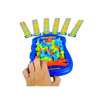 Elementy gry zręcznościowej – karty i marchewki na stole