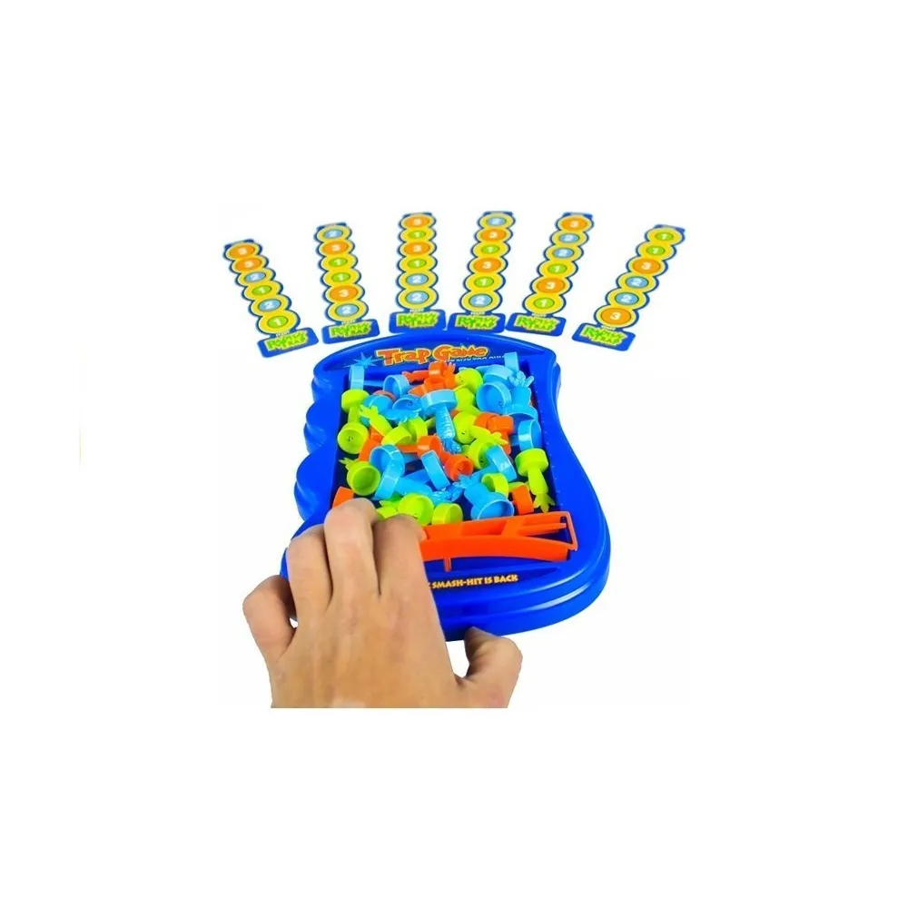 Elementy gry zręcznościowej – karty i marchewki na stole