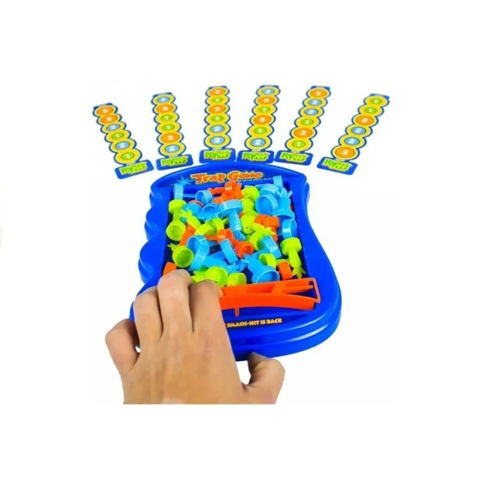 Elementy gry zręcznościowej – karty i marchewki na stole