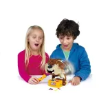 Emocjonująca zabawa dla dzieci z psem pilnującym miski