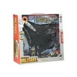 samolot myśliwski z figurkami żołnierzy oraz spadochronem