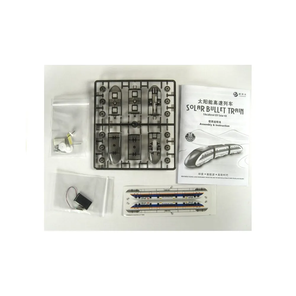 Zbliżenie na baterię słoneczną w zabawce bullet train