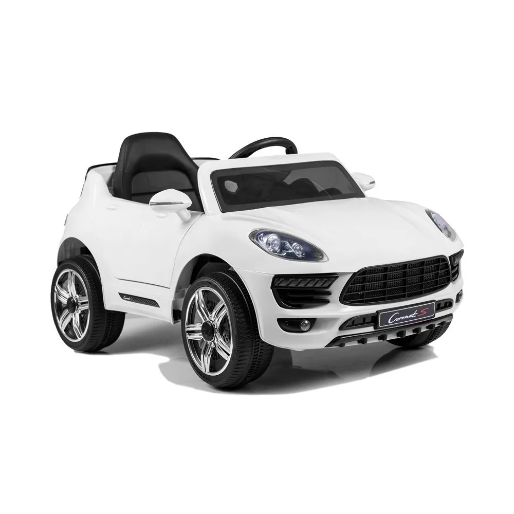 Białe auto na akumulator Coronet S na podjeździe w ogrodzie