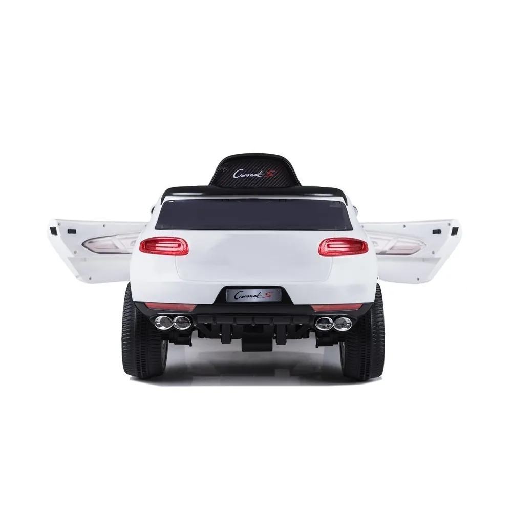 Miękki czarny fotel z ekoskóry w aucie Coronet S dla dzieci