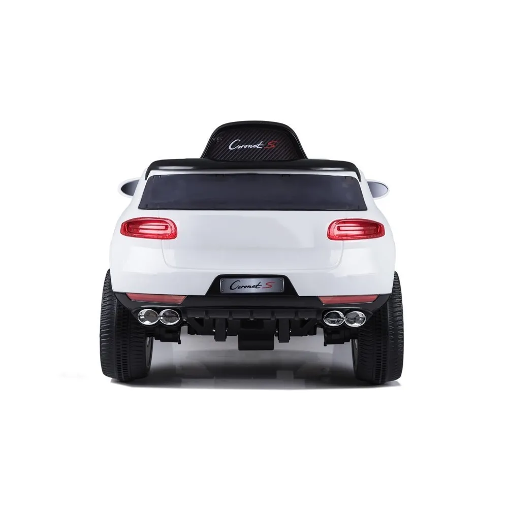 Detail białej karoserii i czerwonych akcentów auta Coronet S