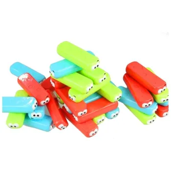 Różnokolorowe robaczki i drewniane klocki na stole