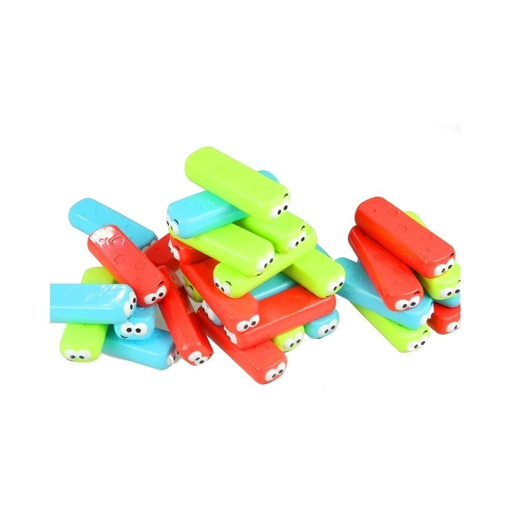 Różnokolorowe robaczki i drewniane klocki na stole