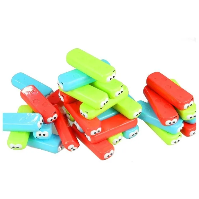 Różnokolorowe robaczki i drewniane klocki na stole