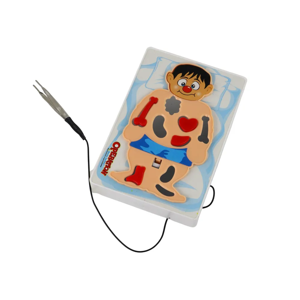 Dziecko grające w Operację Mały Doktor Pacjent z pęsetą w ręku