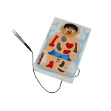 Dziecko grające w Operację Mały Doktor Pacjent z pęsetą w ręku