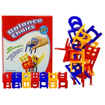 Kolorowe krzesełka do gry zręcznościowej ułożone w wieżę