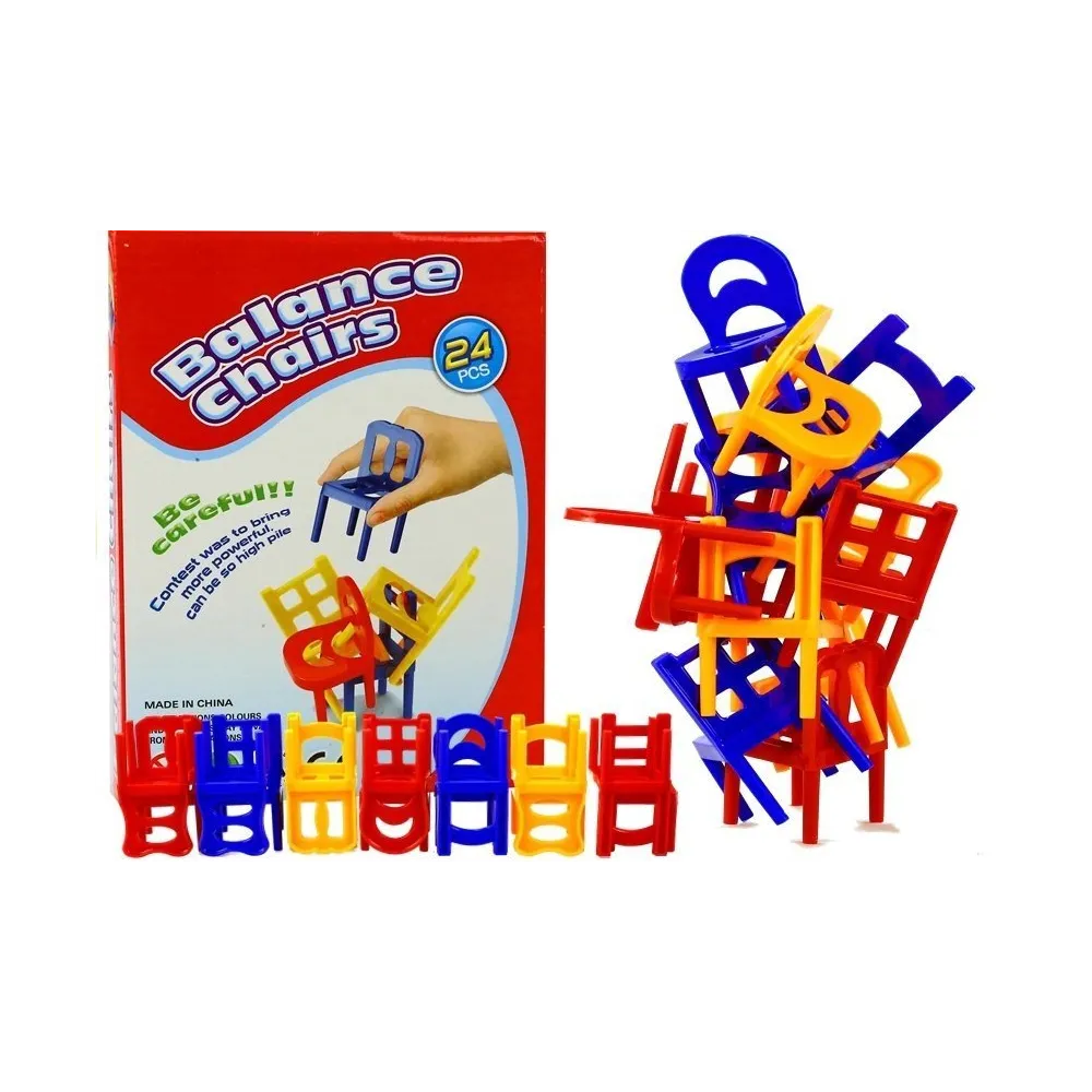 Kolorowe krzesełka do gry zręcznościowej ułożone w wieżę