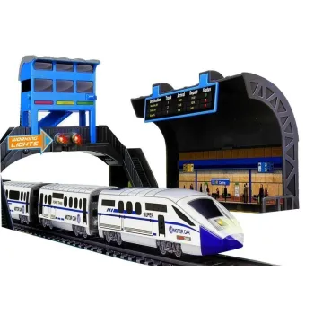 Kolorowa kolejka dziecięca z dużym dworcem