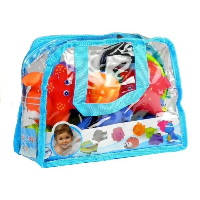 Radosna zabawa w wannie z gumowymi zwierzętami morskimi