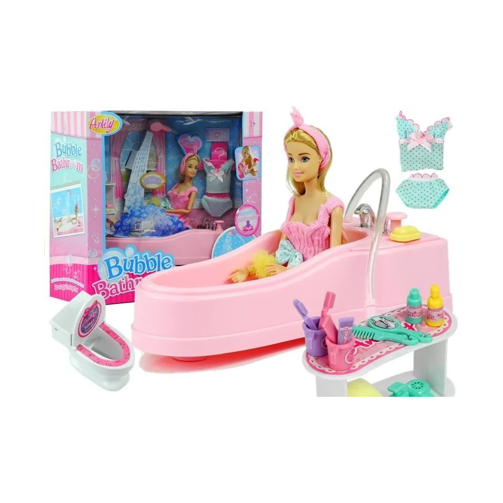 Jasnowłosa lalka siedząca w wannie z prysznicem i akcesoriami łazienkowymi