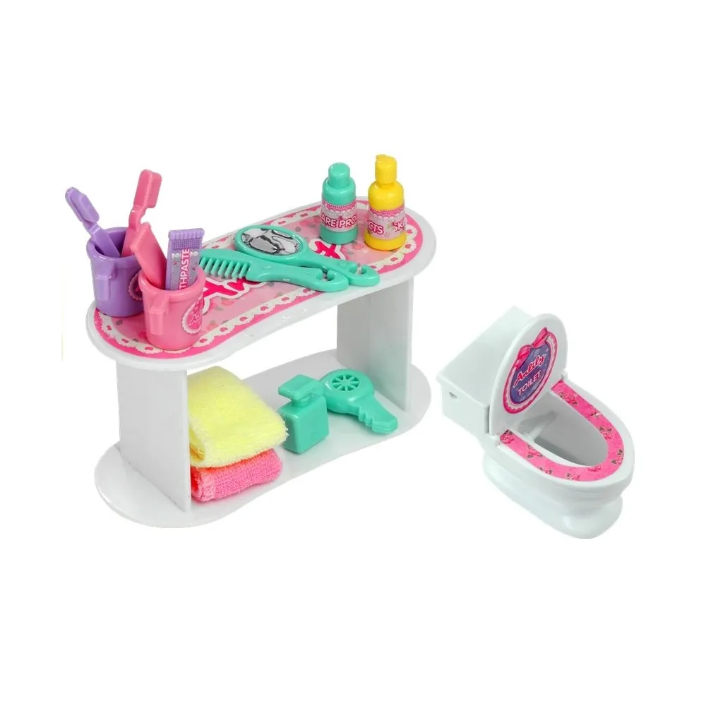 Lalka z ruchomymi kończynami podczas kąpieli w wannie