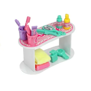 Lalka w różowym ubranku w otoczeniu łazienkowych dodatków