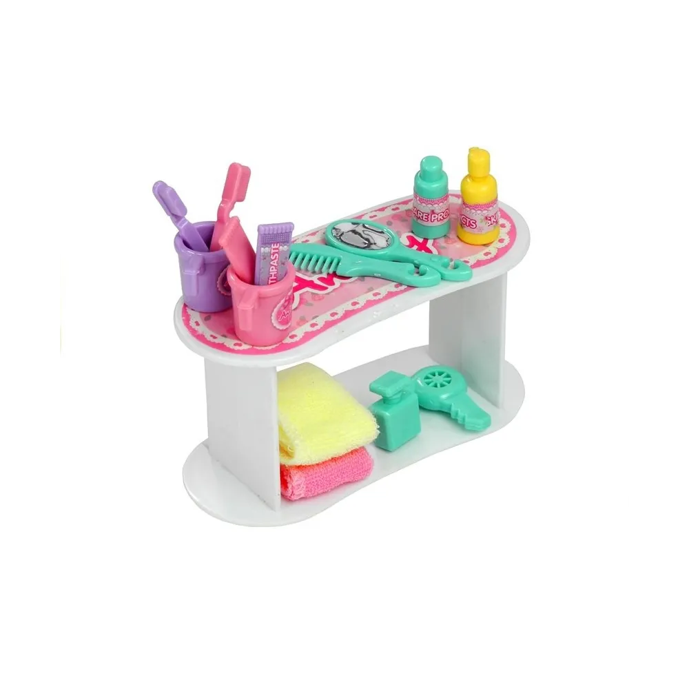 Lalka w różowym ubranku w otoczeniu łazienkowych dodatków