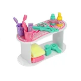 Lalka w różowym ubranku w otoczeniu łazienkowych dodatków