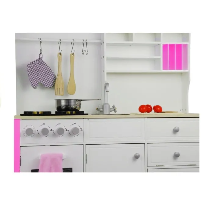 Różowo-biała kuchnia z półką i uchwytem na ręcznik papierowy dla najmłodszych