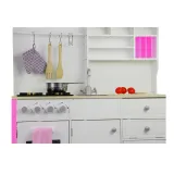 Różowo-biała kuchnia z półką i uchwytem na ręcznik papierowy dla najmłodszych