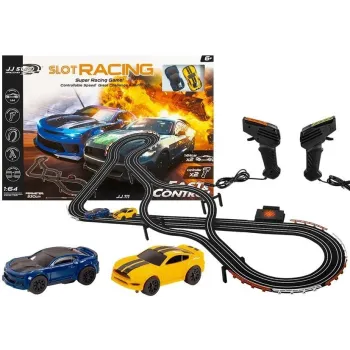 Tor wyścigowy Slot Cars z dwoma autkami w skali 1:64 na tle zestawu