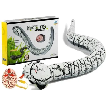 Biały wąż sterowany pilotem na podczerwień podczas jazdy po podłodze