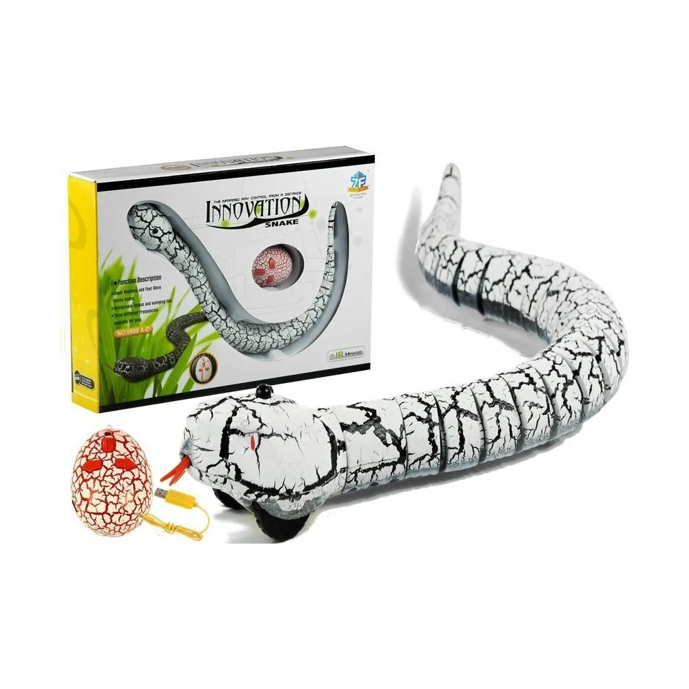 Biały wąż sterowany pilotem na podczerwień podczas jazdy po podłodze