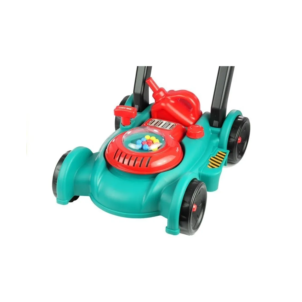 Zabawkowa kosiarka z kolorowymi kuleczkami podczas jazdy