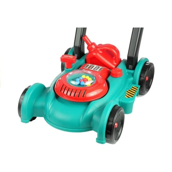 Zabawkowa kosiarka z kolorowymi kuleczkami podczas jazdy